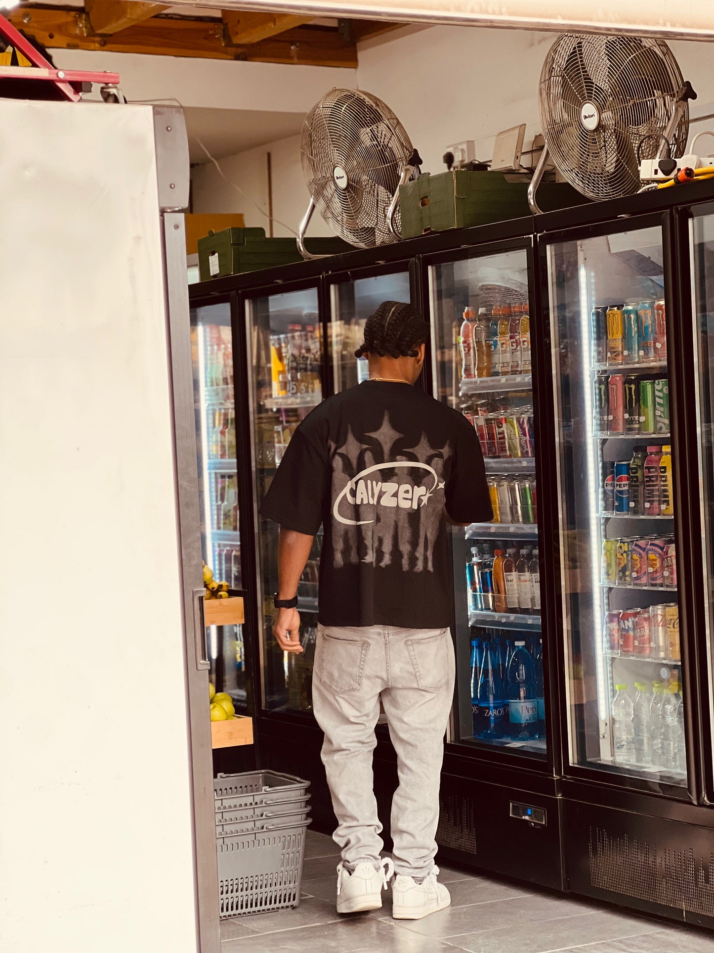 Calyzer® Oversized Graphic Tee – Black