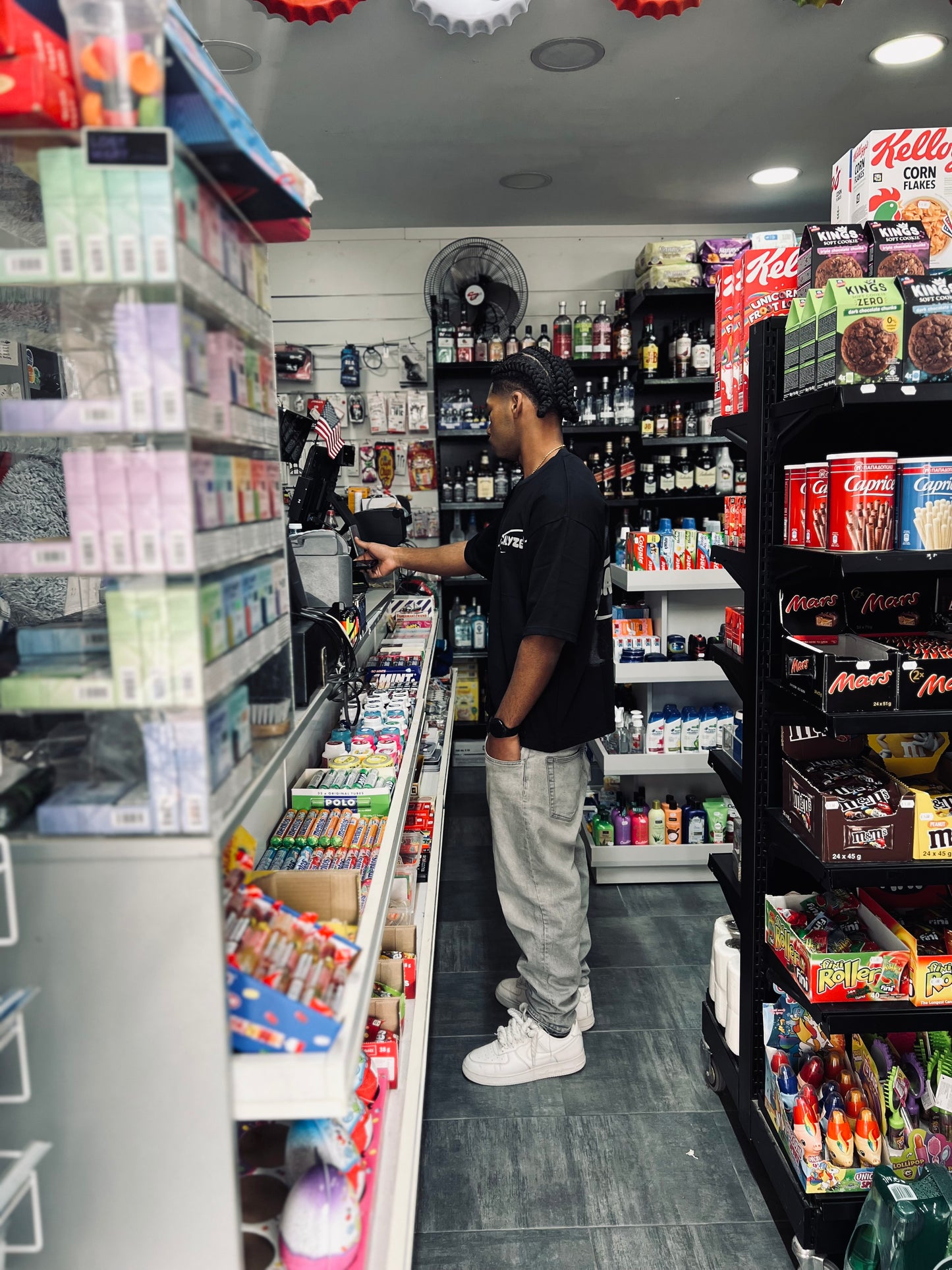 Calyzer® Oversized Graphic Tee – Black