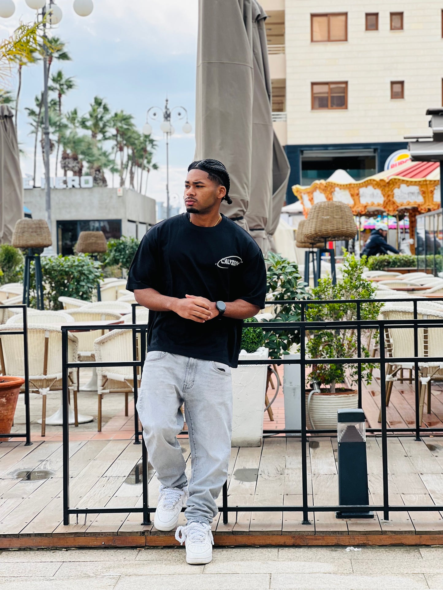 Calyzer® Oversized Graphic Tee – Black