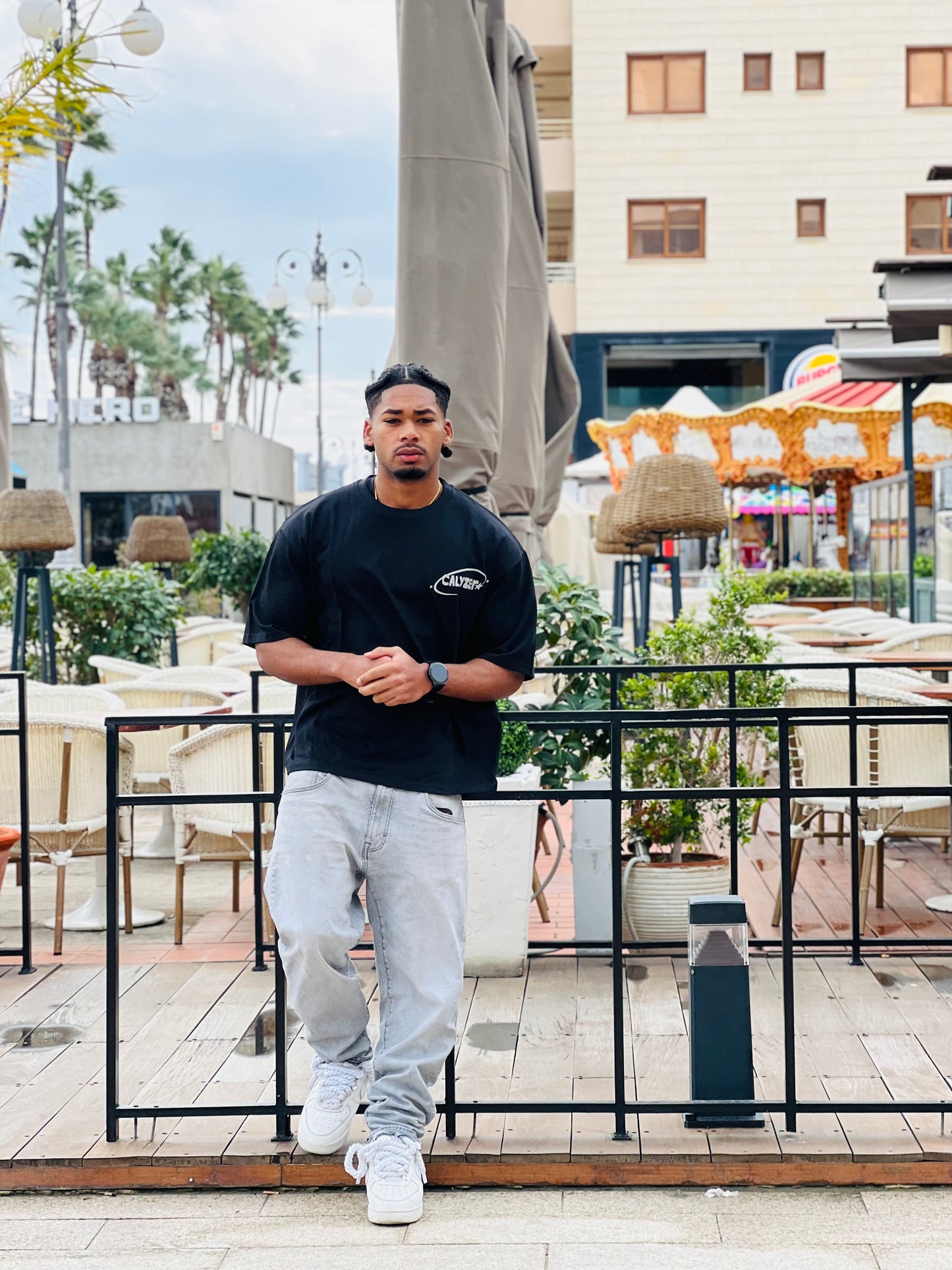 Calyzer® Oversized Graphic Tee – Black