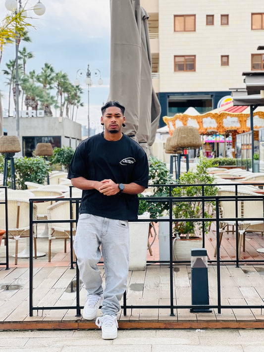 Calyzer® Oversized Graphic Tee – Black